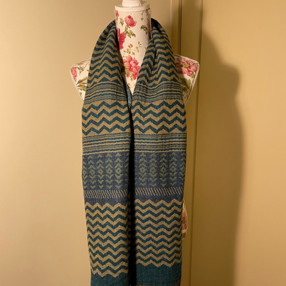 WESTSIDE | 100% Wool Stole/ Shawl | gorgeous chevron pattern - Picture 4 of 9